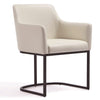 Chaise de salle à manger à accoudoirs moderne Serena de Manhattan Comfort revêtue de similicuir avec pattes en acier - crème