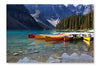 Canoes On Moraine Lake 16 po x 24 po : Cadre d'art mural et panneau de tissu
