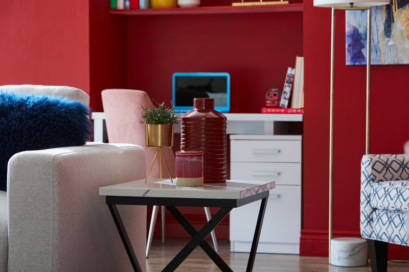 Table de bout moderne Verona de 22 po - imitation de marbre blanc avec base en métal noir