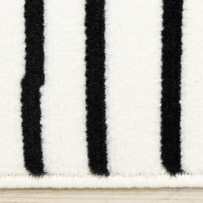 Carpette Forte noire et blanche à motif de rayures - 6 pi 7 po x 9 pi 6 po