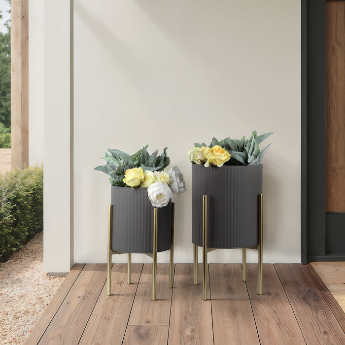 Cache-pot strié de 23 po en fer gris sur support en métal doré - ensemble de 2