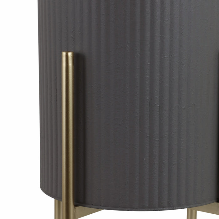 Cache-pot strié de 23 po en fer gris sur support en métal doré - ensemble de 2