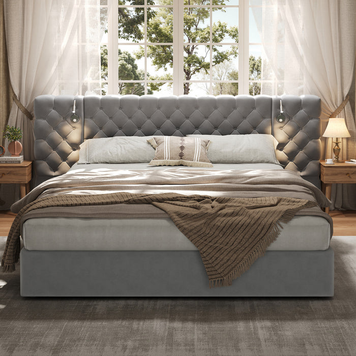 Lit de luxe rembourre en velours doux Malcolm avec tete de lit capitonnee en diamant et lampes de lecture, taille King, gris