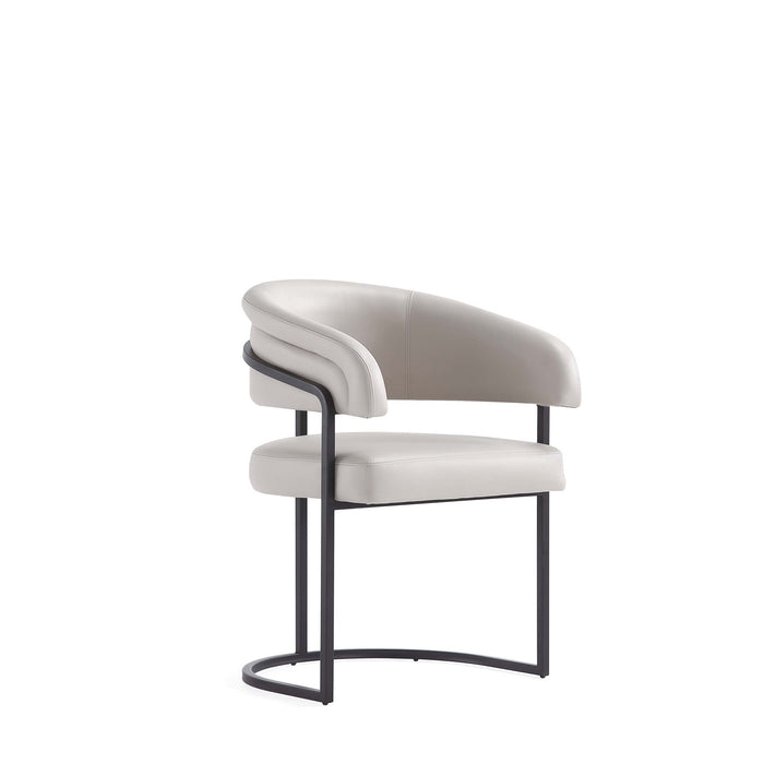Chaise de salle a manger Augusta moderne en metal et cuir vegetalien, gris clair