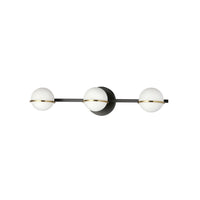 Lumière de coiffeuse Sofia de Dainolite en verre blanc opale, avec fini noir mat et laiton vieilli, et 3 ampoules