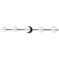 Lumière de coiffeuse Sofia de Dainolite en verre blanc opale, avec fini noir mat et laiton vieilli, et 5 ampoules