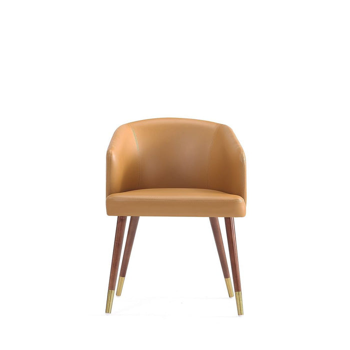 Chaise de salle à manger moderne Reeva de Manhattan Comfort revêtue de similicuir avec dossier en hêtre et pattes en bois massif - noyer et chameau
