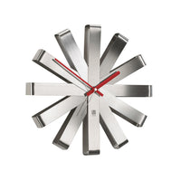 Horloge murale moderne Ribbon de Umbra en acier