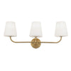 Lumière de coiffeuse Eleanor de Dainolite en verre blanc opale, avec fini laiton vieilli et 3 ampoules