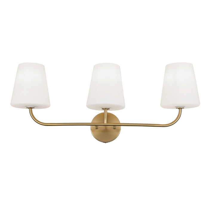 Lumière de coiffeuse Eleanor de Dainolite en verre blanc opale, avec fini laiton vieilli et 3 ampoules