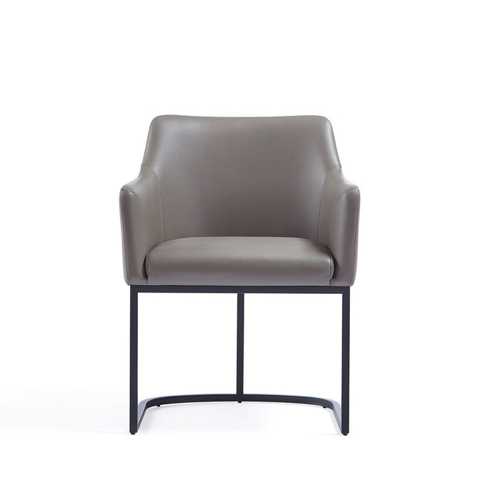 Chaise de salle à manger à accoudoirs moderne Serena de Manhattan Comfort revêtue de similicuir avec pattes en acier - grise