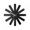 Horloge murale moderne Ribbon de Umbra en acier - noire