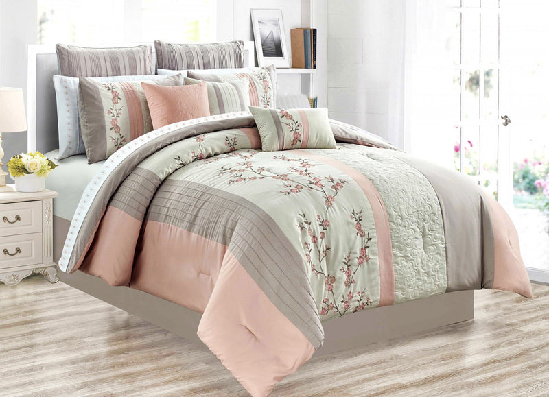 Ensemble Douillette Celina 7 Morceaux Grand Lit avec Broderie Florale et Plis