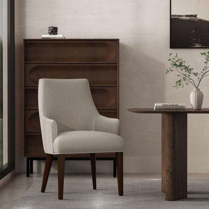 Fauteuil moderne en bois Beever avec accoudoirs en chenille, coloris taupe