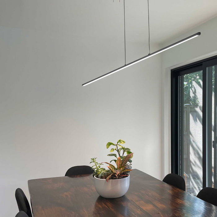 Luminaire suspendu horizontal Array de Dainolite de 72 po en acrylique blanc qui diffuse la lumière, avec fini noir mat et ampoule à DEL de 56 W