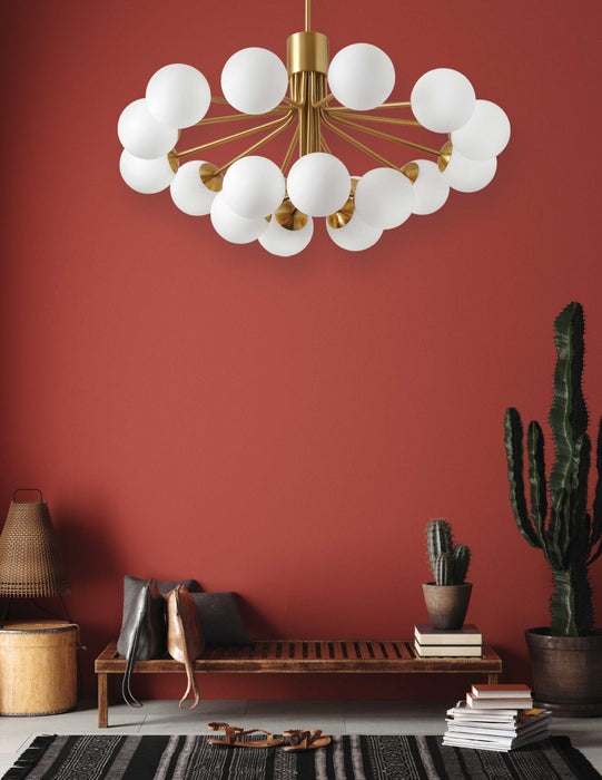 Lustre Amanda de Dainolite en verre blanc opale, avec fini laiton vieilli et 18 ampoules