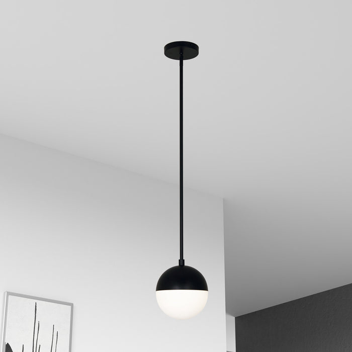 Luminaire suspendu Dayana de Dainolite en verre blanc, avec fini noir mat et 1 ampoule