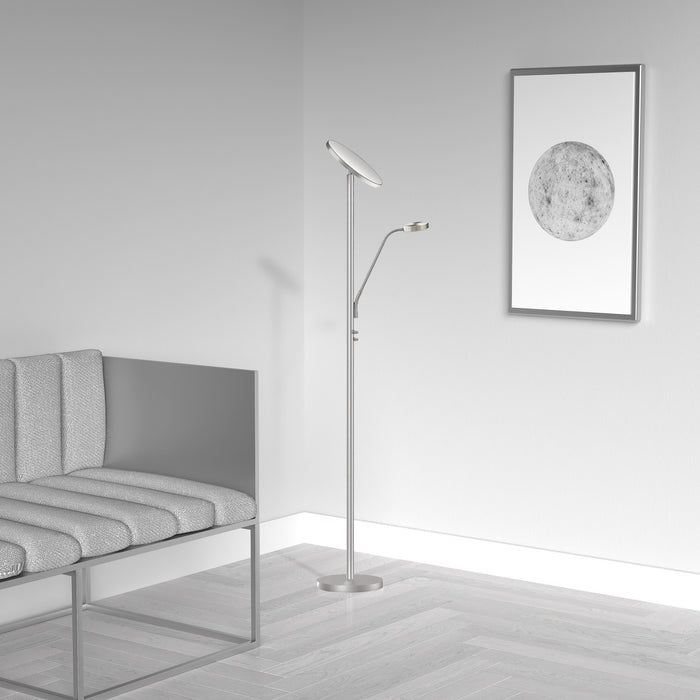 Lampe à pied Mother and Son de Dainolite avec fini nickel satiné et ampoule à DEL