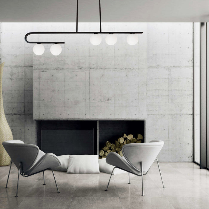 Luminaire suspendu horizontal Atlas de Dainolite en verre blanc, avec fini noir mat et 5 ampoules