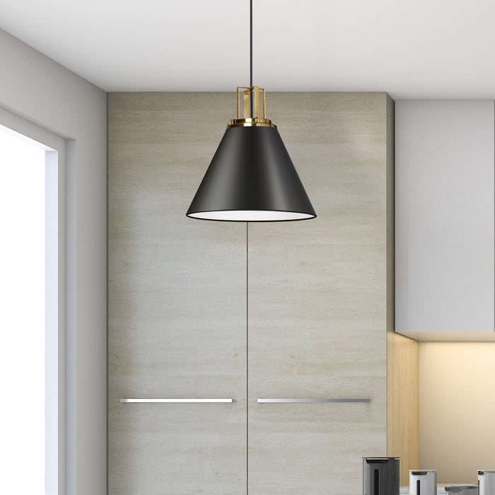 Luminaire suspendu Sonus de Dainolite avec fini noir mat, touches laiton vieilli et 1 ampoule