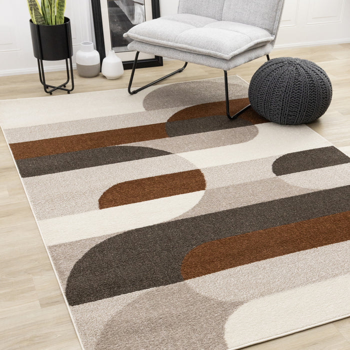 Carpette Marley taupe et sang-de-bœuf à motif de courbes géométriques - 5 pi 3 po x 7 pi 7 po