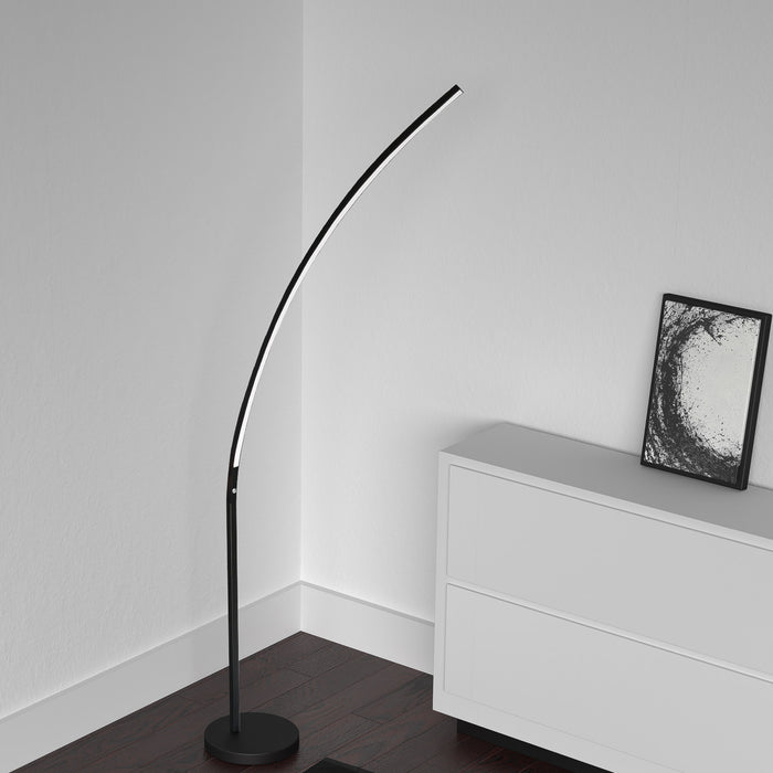 Lampe à pied Gentle Bend de Dainolite avec fini noir mat et ampoule à DEL de 22 W