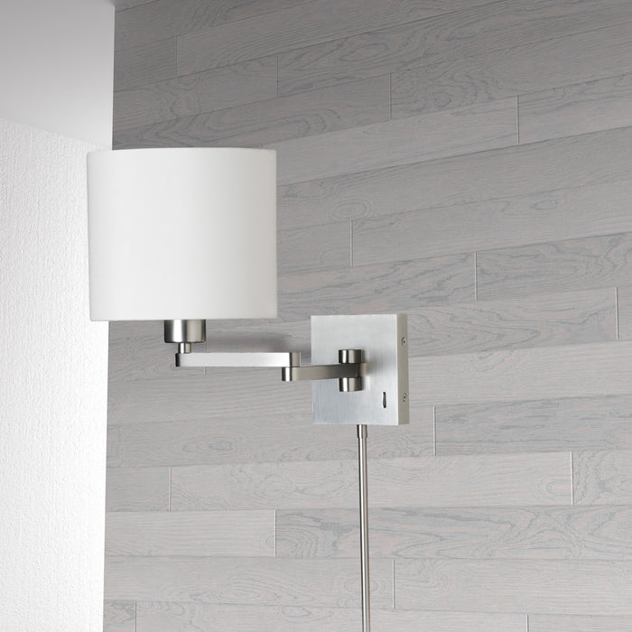 Applique murale Dainolite de Dainolite avec abat-jour cylindrique blanc, bras articulé et fini chromé satiné