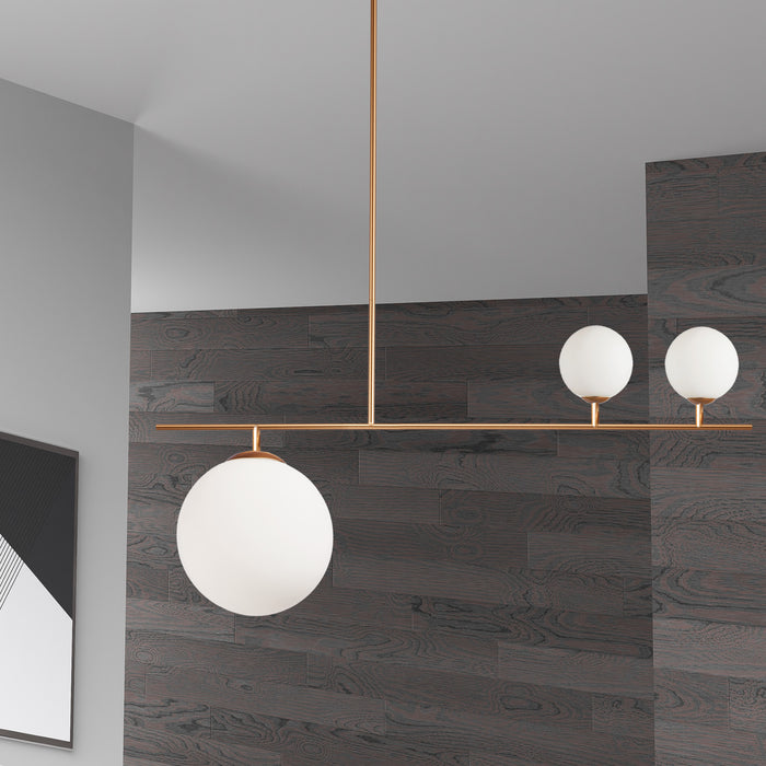 Luminaire suspendu Orion de Dainolite en verre blanc, avec fini doré et 3 ampoules