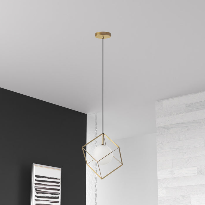 Luminaire suspendu Thomson de Dainolite en verre blanc opale, avec fini doré et 1 ampoule