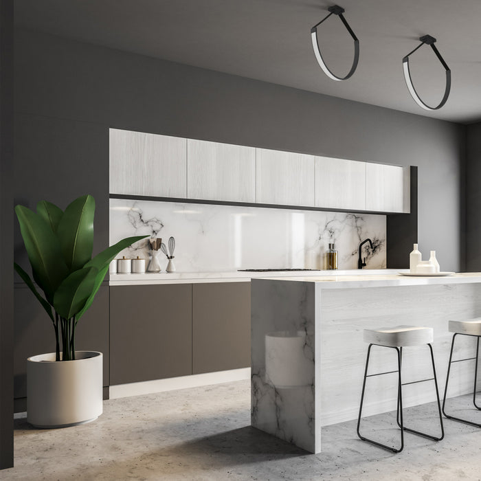 Luminaire suspendu Regan de Dainolite en silicone blanc qui diffuse la lumière, avec fini noir mat et ampoule à DEL de 50 W