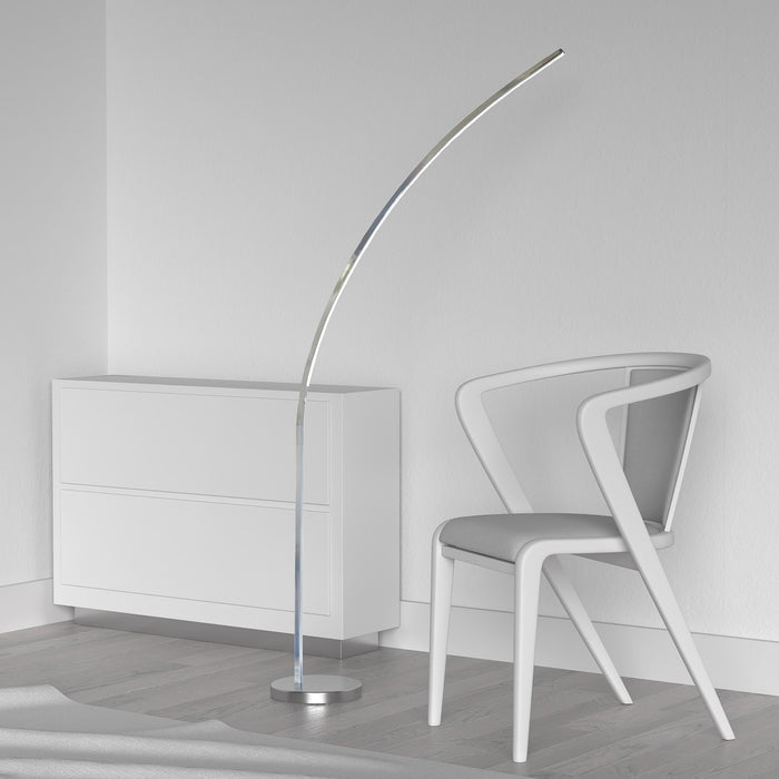 Lampe à pied Gentle Bend de Dainolite avec fini chromé poli et ampoule à DEL de 22 W