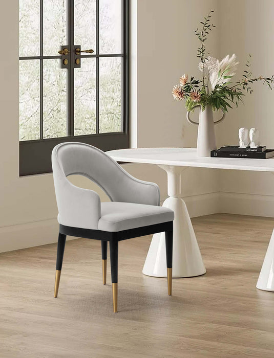 Fauteuil moderne glamour Carrington en velours gris clair