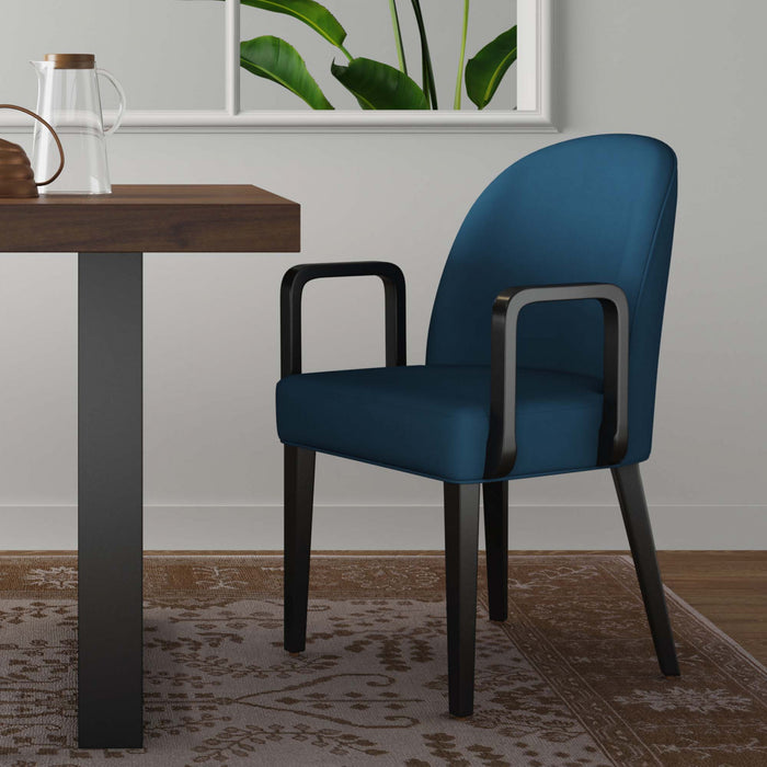 Fauteuil moderne en bois Hillman avec accoudoirs et revetement bleu