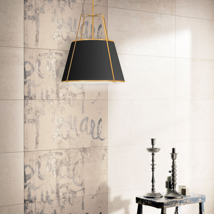 Luminaire suspendu Trapezoid de Dainolite avec abat-jour trapézoïde doré et noir qui diffuse la lumière, tissu blanc et 3 ampoules