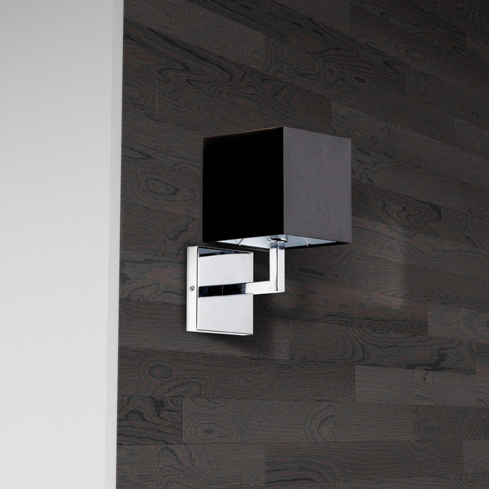 Applique murale Lucas de Dainolite avec abat-jour noir, fini chromé poli et 1 ampoule