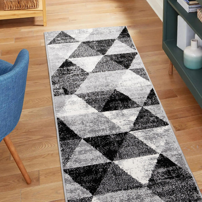 Tapis Covington triangle geometrique noir blanc gris vieilli, 2'0\" x 7'7\"