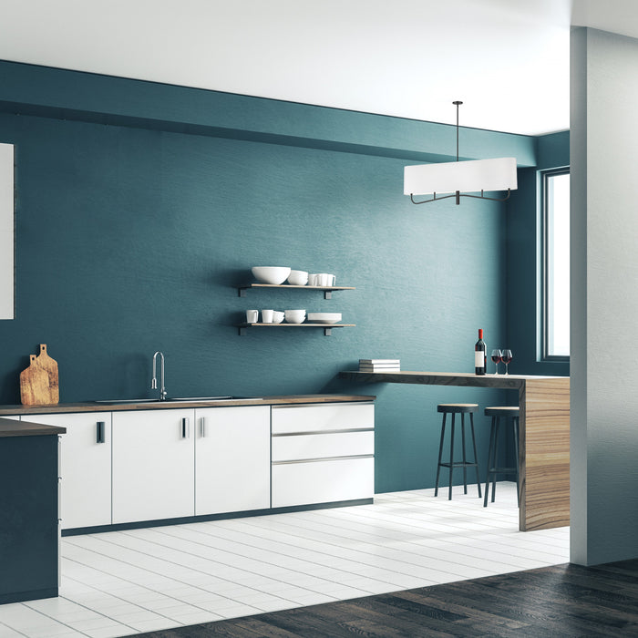 Lustre horizontal Eleanor de Dainolite avec abat-jour blanc, fini noir mat et 4 ampoules