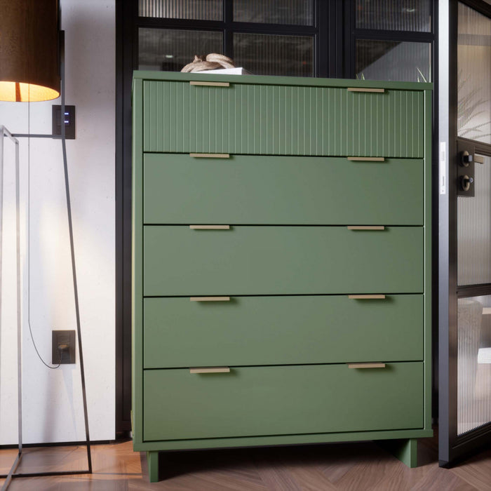 Commode Granville Moderne 38\" en vert sauge (5 tiroirs)