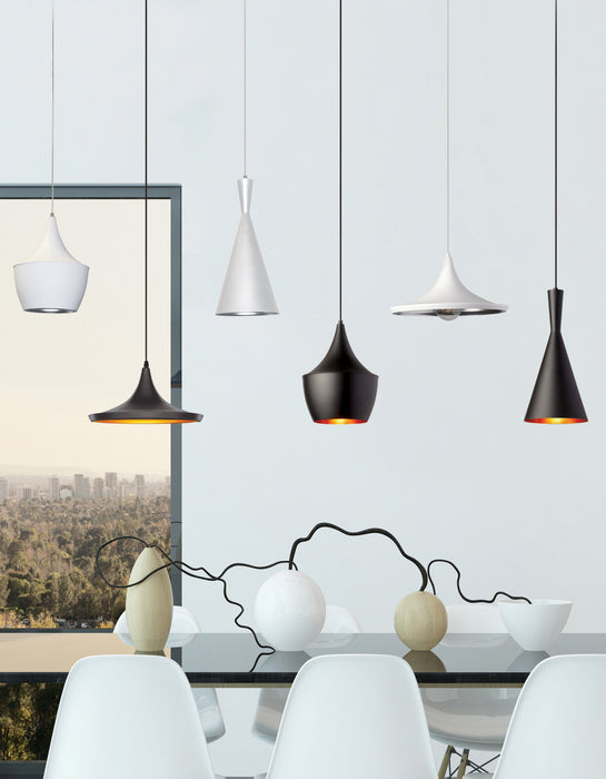 Luminaire suspendu Helsinki de Dainolite en forme de cône, avec intérieur à motif de galets dorés, fini noir mat et 1 ampoule