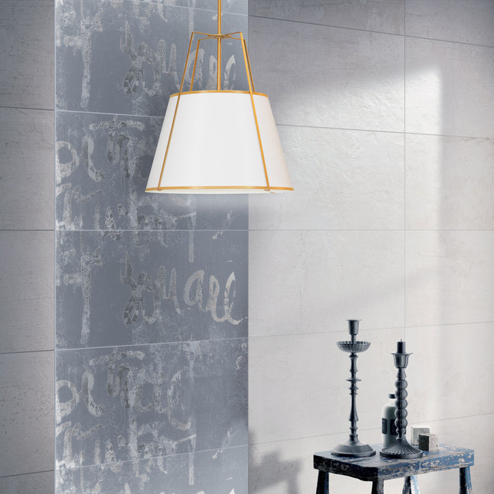 Luminaire suspendu Trapezoid de Dainolite avec abat-jour trapézoïde doré et blanc qui diffuse la lumière, tissu blanc et 3 ampoules