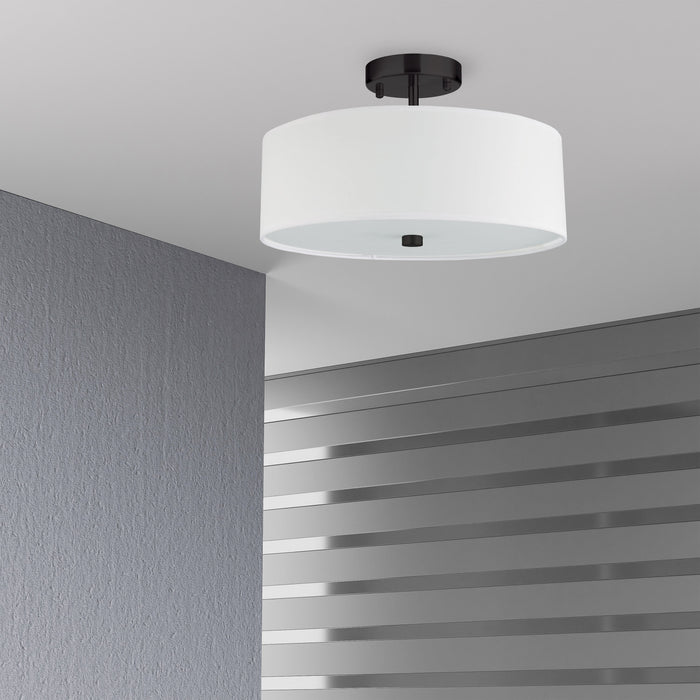 Plafonnier semi-affleuré Everly de Dainolite avec abat-jour blanc, fini noir mat et 3 ampoules