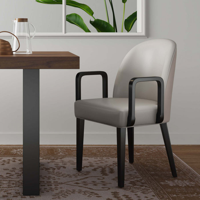 Fauteuil moderne en bois Hillman avec accoudoirs, tissu gris clair