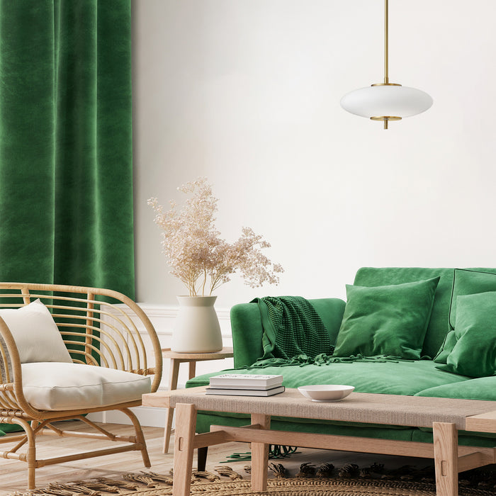 Luminaire suspendu Maddie de Dainolite en verre blanc opale, avec fini laiton vieilli et ampoule à DEL de 16 W