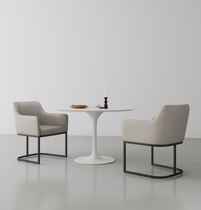 Fauteuil Serena en metal moderne et cuir vegetalien, gris clair - Lot de 2