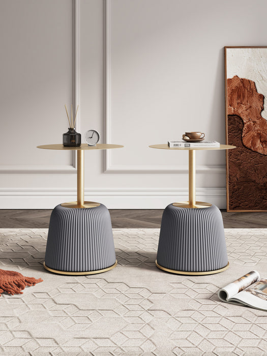 Table d’appoint moderne Anderson avec plateau en metal et revetement en tissu gris – Lot de 2