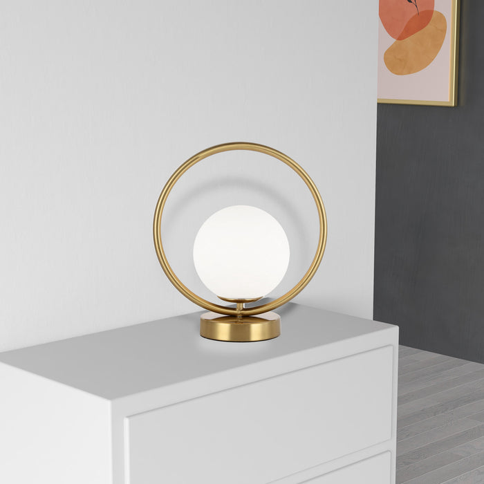 Lampe de table Adrienna de Dainolite en verre blanc opale, avec fini laiton vieilli et 1 ampoule