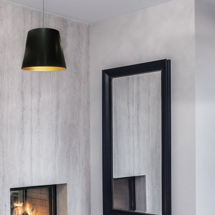 Petit luminaire suspendu de Dainolite avec très grand abat-jour cylindrique noir et doré, et 1 ampoule