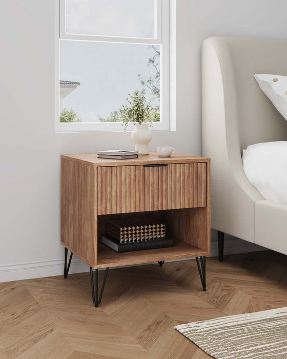 Table de nuit moderne Dumbo 20\" a cannelures en brun dore (1 tiroir)