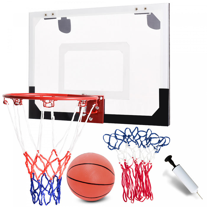 Le Mini-cerceau De Basket-ball Au-dessus De La Porte Comprend Le Basket-ball Et La Pompe A Main Sports D’interieur