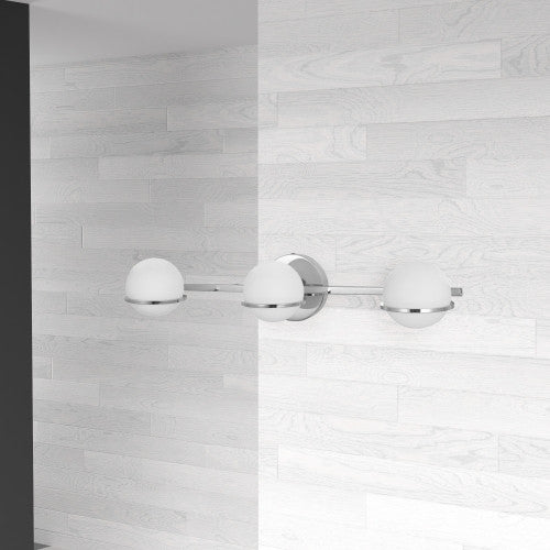 Lumière de coiffeuse Sofia de Dainolite en verre blanc, avec fini chromé poli et 3 ampoules